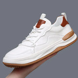 Leren schoenen op hoge zool